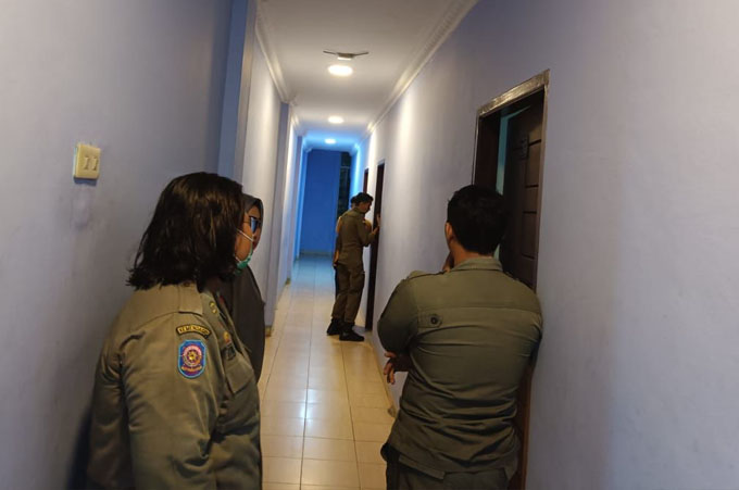 Pasangan Bukan Suami Istri Berduaan di Kamar Hotel