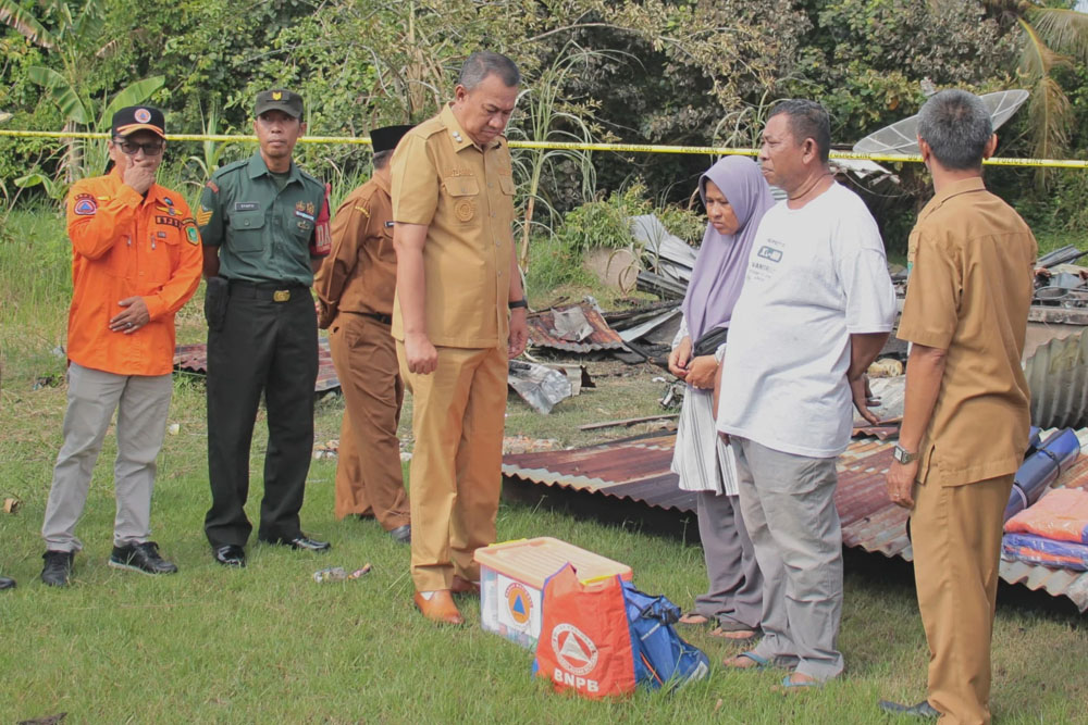 Wabup Serahkan Bantuan ke Korban Kebakaran