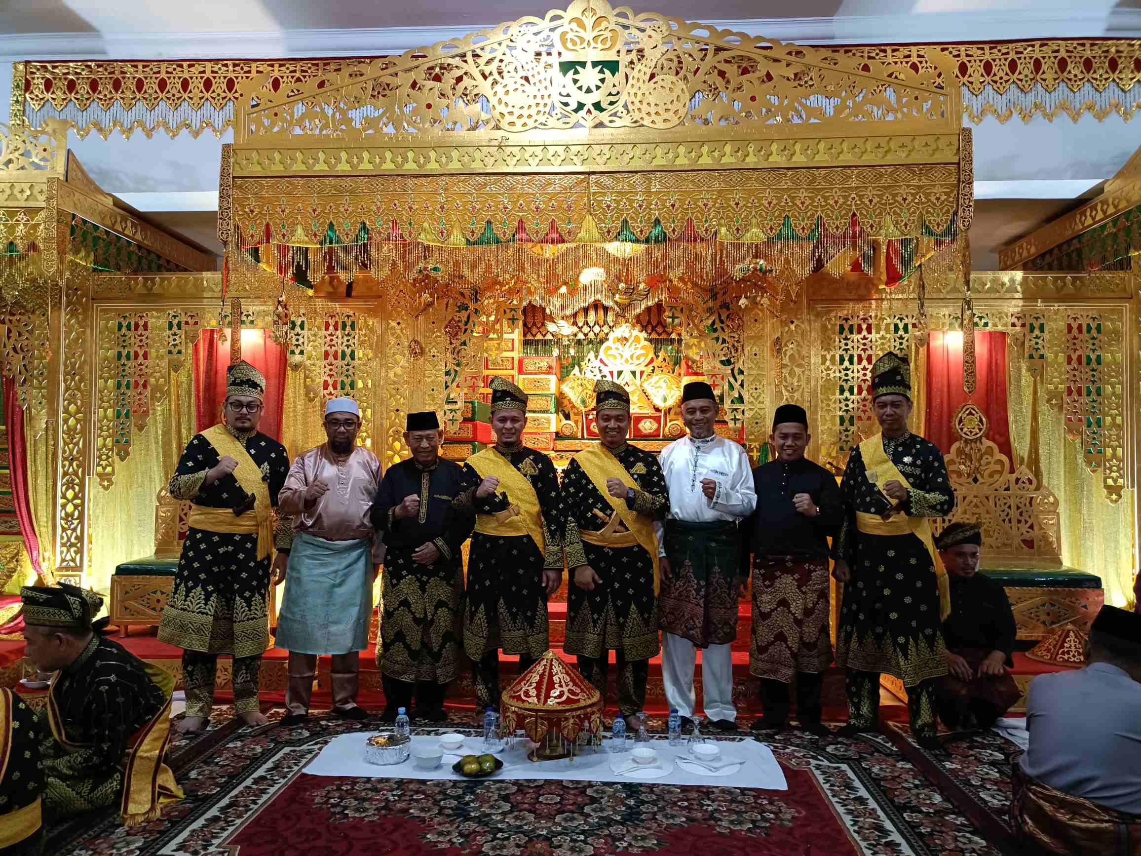 Walikota Agung Nugroho dan Wakil Markarius Anwar Menerima Gelar Adat