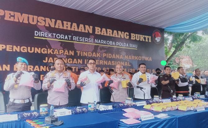 Polda Riau Musnahkan 29,87 Kg Sabu dan 46.783 Butir Ekstasi Jaringan Internasional