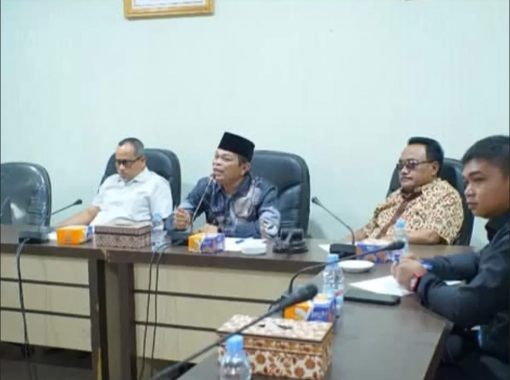 <p>ROHUL--Komisi III Dewan Perwakilan Rakyat Daerah (DPRD) Kabupaten Rokan Hulu menggelar rapat dengar pendapat (RDP) dengan Serikat Pekerja Pertanian Perkebunan (S-PPP), Selasa (3/2/2026). Kegiatan berlangsung di ruang rapat badan anggaran, dipimpin Ketua Komisi III H Jondri.</p><p><br></p><p>Ketua Komisi III H Jondri menegaskan bahwa RDP digelar untuk mencari jalan keluar terbaik bagi semua pihak dengan mengedepankan musyawarah demi menjaga kondusivitas.&nbsp;</p><p><br></p><p>"Tetap dengan mengedepankan musyawarah," ujar Jondri.&nbsp;</p>