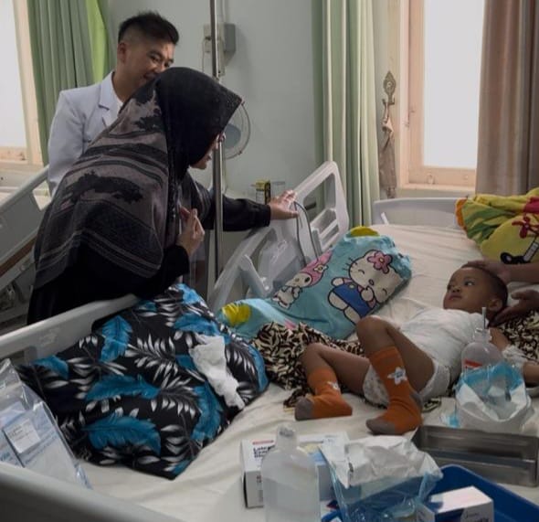 Bupati Siak Keliling Bawa Ketupat, Besuk Pasien dan Semangati Petugas Lebaran