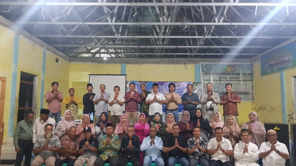 <p>Acara tersebut dihadiri para kawan masa kecil dari berbagai daerah. Selain yang masih menetap di kampung halaman, juga ada yang datang dari luar daerah seperti Dumai, Pekanbaru, Selatpanjang, Kampar hingga Batam. Suasana hangat, penuh canda, dan tawa lepas mewarnai pertemuan yang telah lama dinantikan ini.</p><p><br></p><p>Beberapa peserta bahkan tampak tak kuasa menyembunyikan haru saat bertemu kembali. Wajah-wajah yang dulu akrab di masa kecil kini dipertemukan kembali oleh waktu.</p><p><br></p><p>“Rasanya seperti kembali ke masa kecil. Walaupun usia sudah tidak muda lagi, tapi kebersamaan ini membuat kami seperti hidup di masa lalu,” ungkap Wan Adiba, anak dari Wan Rozali, mantan camat Merbau, dengan mata berkaca-kaca.</p><p><br></p><p>Ketua panitia Syaiful Agustianto yang akrab disapa Yanto, mengatakan kegiatan ini berawal dari komunikasi intens di grup WhatsApp yang beranggotakan teman-teman masa kecil. Mayoritas anggota merupakan generasi kelahiran 60-an hingga 70-an yang pernah tumbuh dan besar di Teluk Belitung.</p>