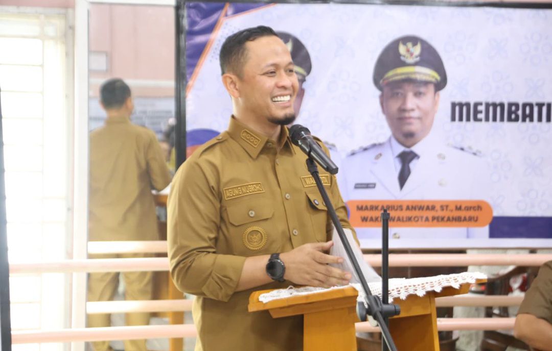 <p>Penertiban terhadap pembuangan sampah ilegal pun dilakukan bersamaan dengan penataan kawasan kota. Termasuk penertiban ratusan tiang reklame yang dinilai mengganggu estetika dan keselamatan.</p><p><br></p><p>Sementara dalam pelayanan administrasi kependudukan, Pemko Pekanbaru menghadirkan Mobil AMAN untuk menjangkau masyarakat secara langsung hingga ke lingkungan permukiman warga. Wakil Wali Kota Pekanbaru Markarius Anwar menyebut pelayanan publik harus berubah menjadi lebih cepat, mudah dan dekat dengan masyarakat.&nbsp;</p><p><br></p><p>“Kami terus mendorong pola pelayanan yang responsif. Pemerintah harus hadir memberi solusi, bukan menambah kesulitan masyarakat,” ungkap Markarius.</p><p><br></p><p>Persoalan banjir yang selama ini menjadi perhatian warga juga mulai ditangani melalui normalisasi sungai, perbaikan drainase serta penanganan titik rawan genangan di sejumlah kawasan. Kepala Dinas PUPR Kota Pekanbaru Edward Riansyah menjelaskan, penanganan dilakukan secara bertahap dengan skala prioritas berdasarkan tingkat kerawanan.&nbsp;</p><p><br></p><p>“Kami fokus membuka aliran air yang selama ini tersumbat dan memperbaiki drainase di kawasan padat penduduk. Penanganan banjir memang membutuhkan proses berkelanjutan,” jelas pria yang akrab disapa Edu ini.&nbsp;</p><p><br></p><p>Pemerintah kota juga memperkuat komitmen terhadap lingkungan melalui penanaman ribuan pohon dan pengembangan sistem pengolahan sampah menjadi energi atau waste to energy (WTE). Di bidang pendidikan, perhatian pemerintah terlihat melalui program beasiswa mulai jenjang S1 hingga S3, termasuk bagi para hafiz Alquran.&nbsp;</p><p><br></p><p>Program Zero Putus Sekolah juga terus berjalan untuk mengembalikan anak-anak yang sempat berhenti sekolah agar kembali memperoleh akses pendidikan. Pelaksana Tugas Kepala Dinas Pendidikan Kota Pekanbaru Syafrian Tommy mengatakan pihaknya terus melakukan pendampingan terhadap anak-anak yang berisiko putus sekolah.&nbsp;</p><p><br></p><p>“Kami ingin memastikan tidak ada anak di Pekanbaru kehilangan hak pendidikan hanya karena persoalan ekonomi maupun administrasi,” katanya.</p>