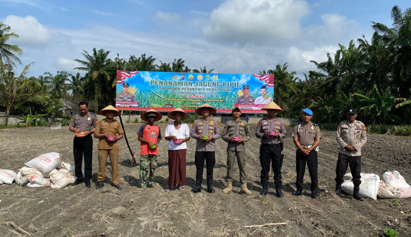 Polsek LBJ Tanam Jagung Pipil di Ponpes Nurul Huda