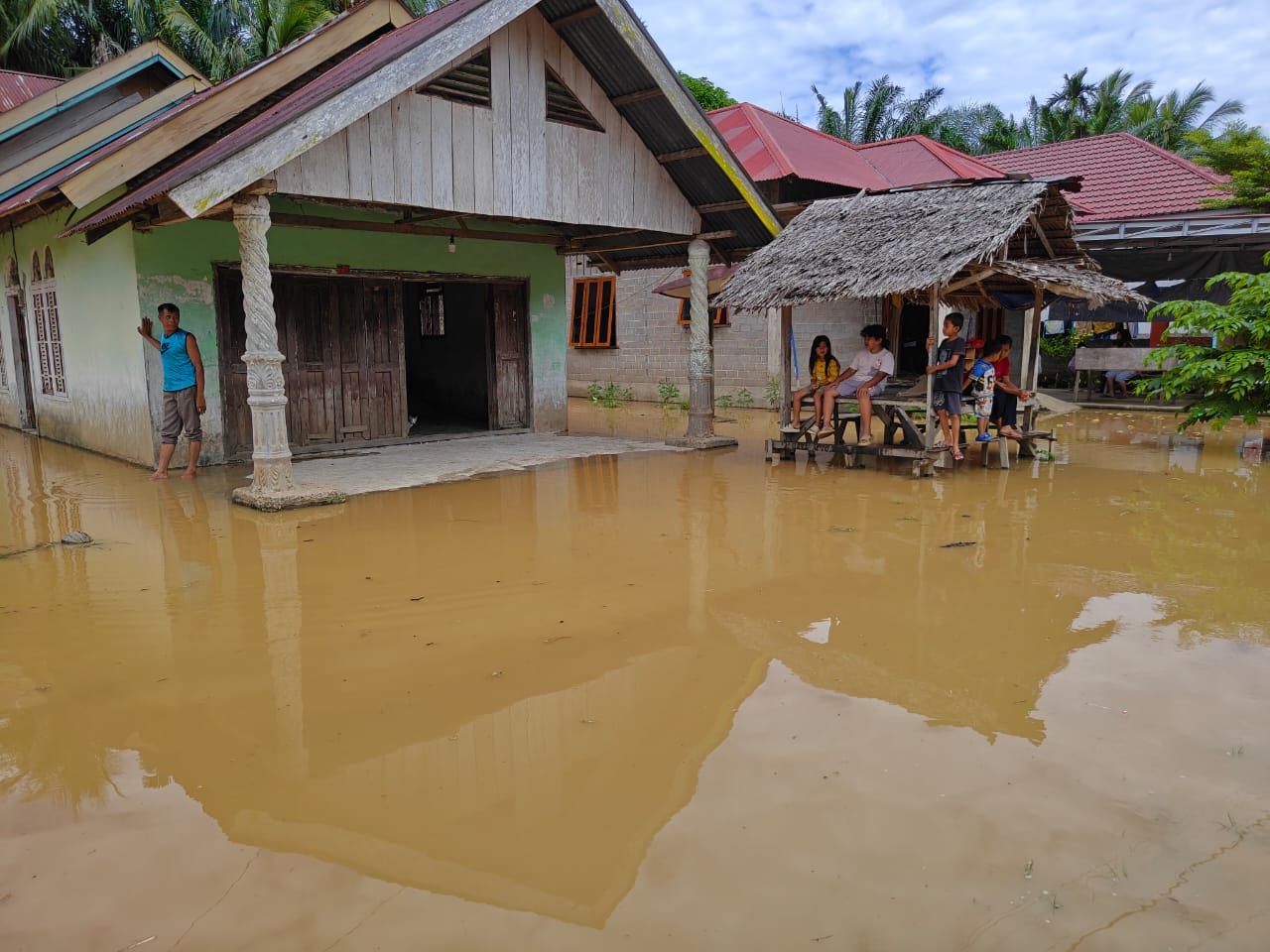 Air Datang Tengah Malam, Ratusan Rumah di Kuansing Terendam Banjir