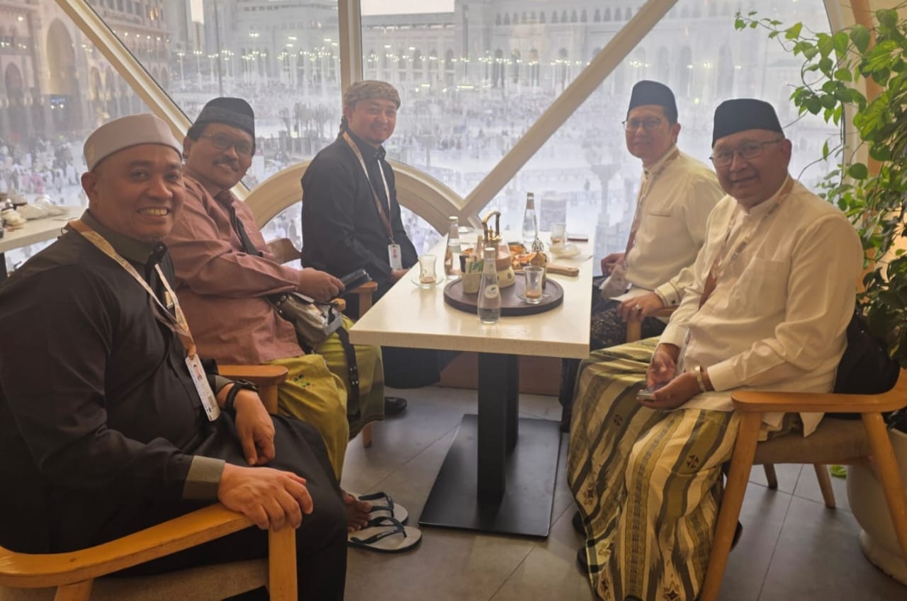 Di Tengah Ibadah Haji, Wawako Markarius Anwar Sempat Bersilaturahmi dengan Amirul Hajj