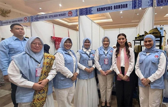 Selvi Gibran Tertarik Produk Sagu Meranti di Pameran Dekranasda Riau