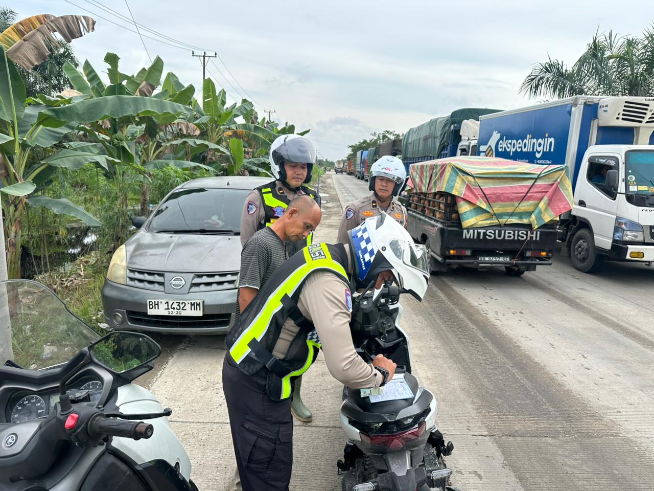 Kemacetan Panjang di KM 75 Lintas Timur Pelalawan Berhasil Diurai, Satlantas Tindak Pelanggar