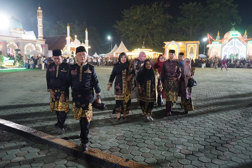 Meranti Ikut Semarakkan MTQ Riau ke-44, Bupati Asmar dan Wabup Muzammil Hadiri Pawai Taaruf di Kuansing