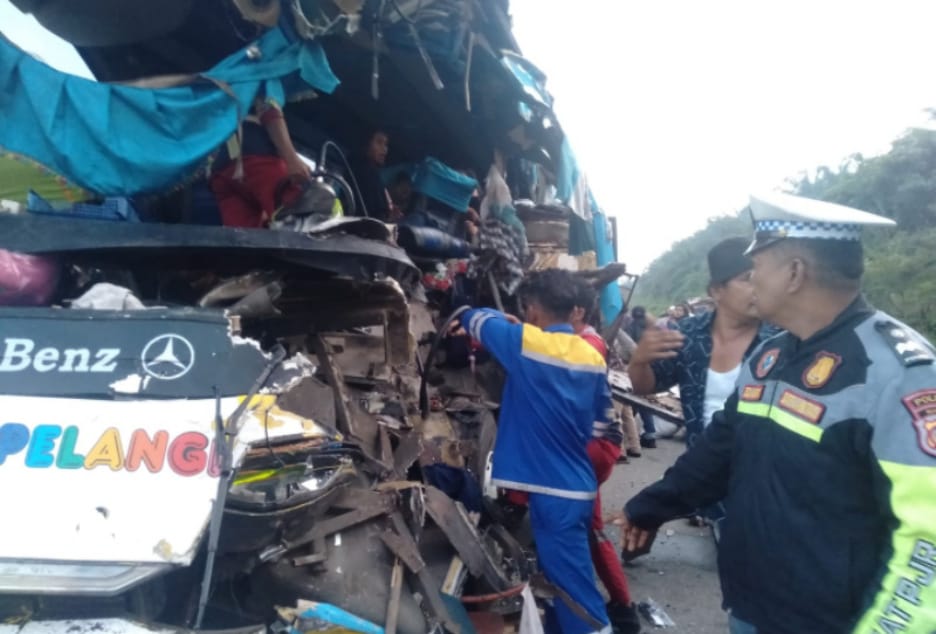 Kecelakaan Bus dan Truk di Tol Pekanbaru-Dumai, Dua Orang Meninggal dan 16 Penumpang Terluka