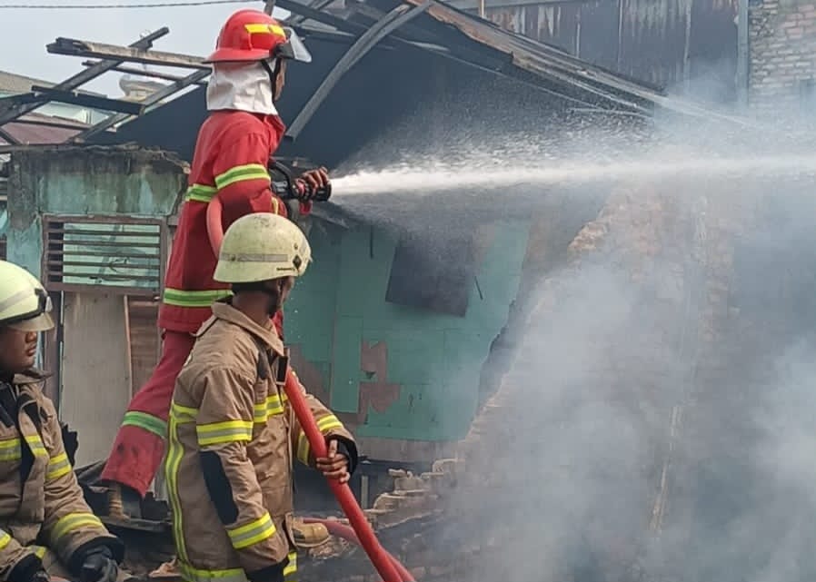 Kebakaran di Jalan Agus Salim Pekanbaru, 9 Unit Damkar Dikerahkan