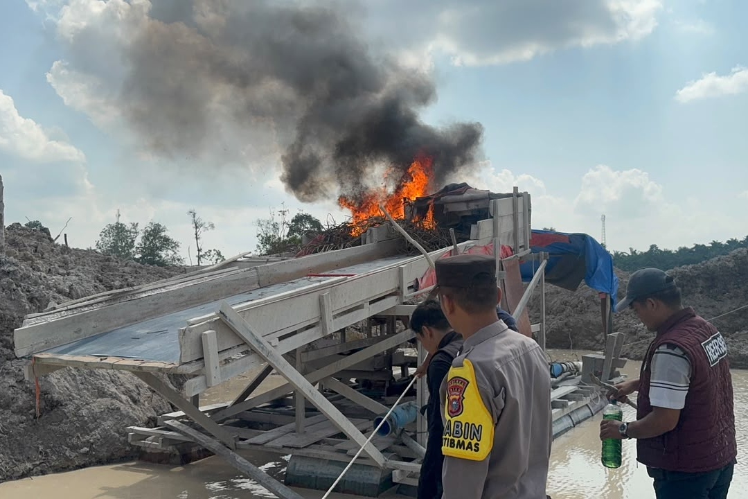 Pelaku Kabur, Polres Kuansing Musnahkan 22 Rakit PETI di Dua Kecamatan