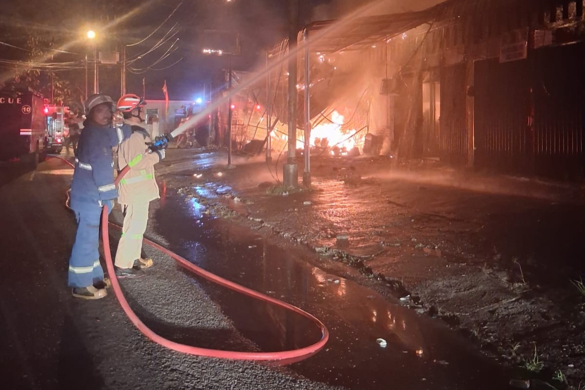 Warung Ampera dan Toko Sembako di Jalan Belimbing Terbakar, Lima Kios Terdampak