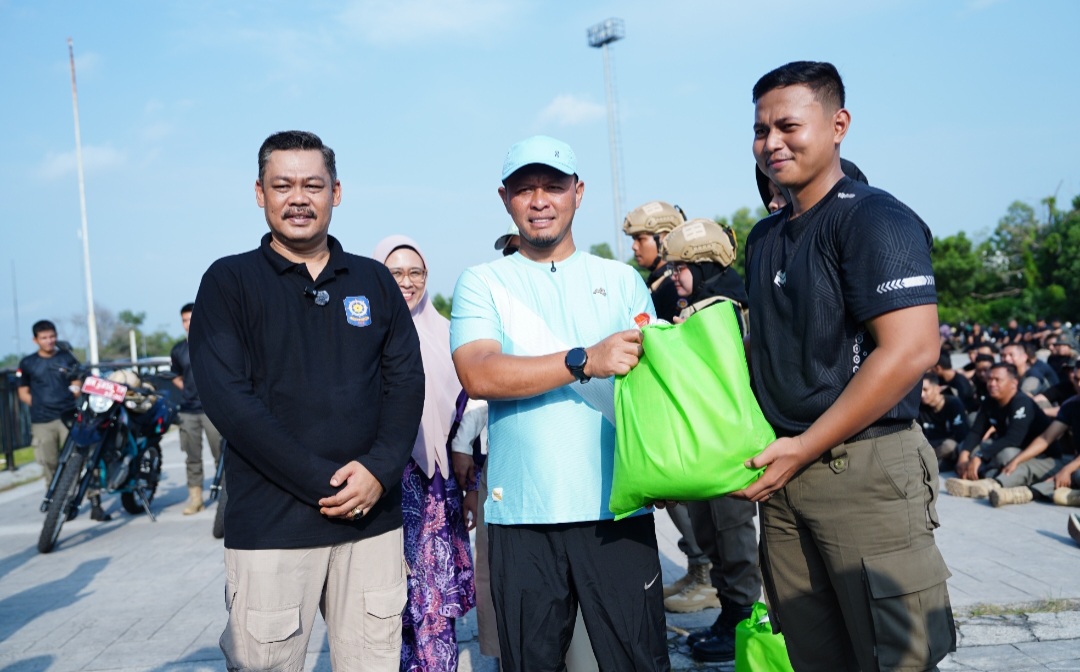 Wako Agung Salurkan Ratusan Paket Sembako dan Bantuan Tunai untuk Pegawai Pemko Pekanbaru