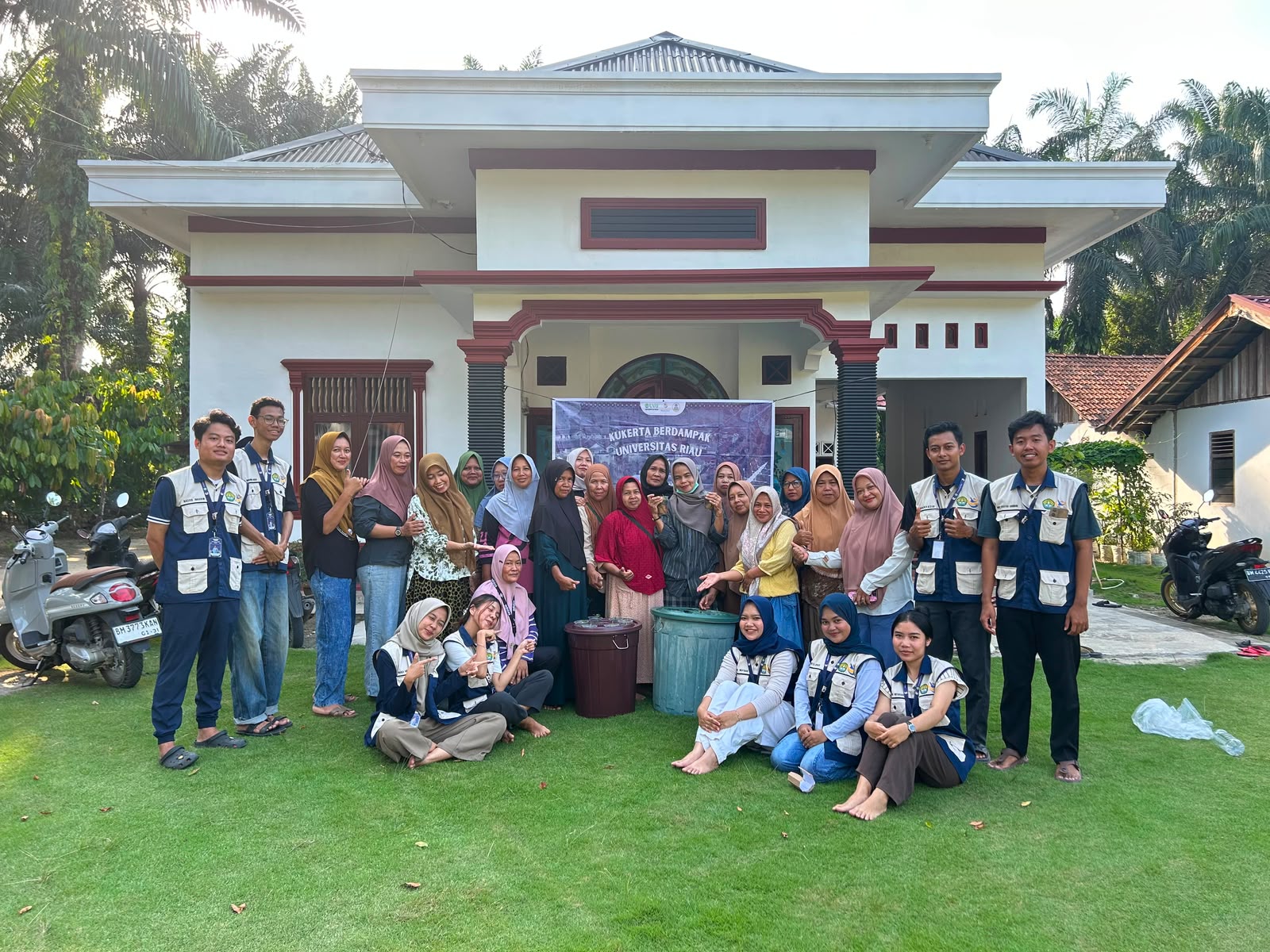 Mahasiswa KUKERTA UNRI Sosialisasikan dan Latih Ibu-Ibu PKK Terapkan BUDIKDAMBER
