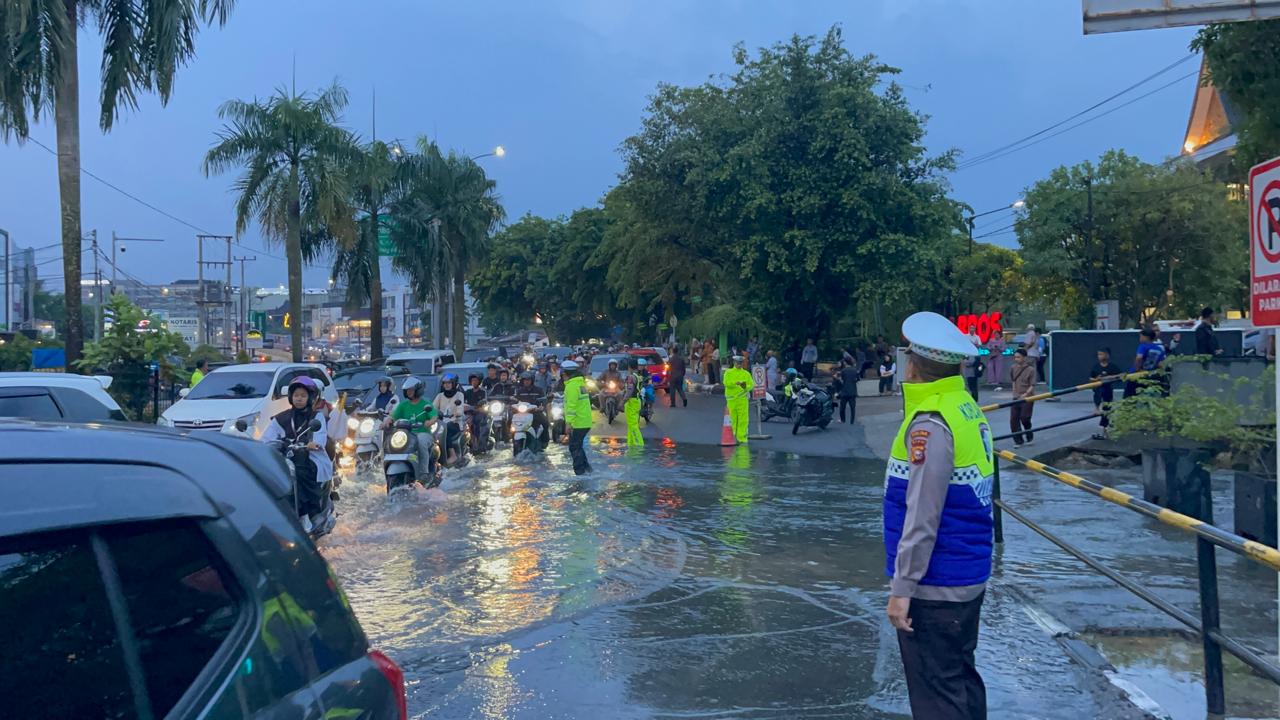 Hujan Lebat Tiga Jam, Jalan Sudirman dan Diponegoro Tergenang