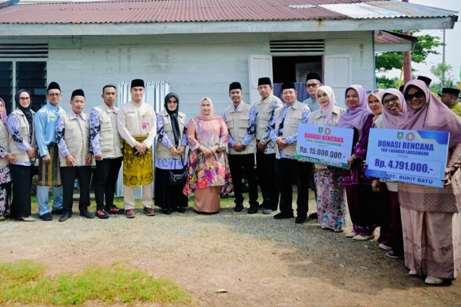 Wujud Kepedulian, Bupati Kasmarni Serahkan Bantuan kepada Korban Puting Beliung di Desa Api-Api