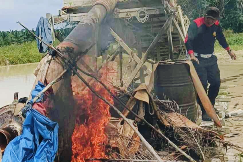 Berantas PETI, Polsek Kuantan Tengah Musnahkan Dua Rakit Dompeng di Desa Beringin Taluk