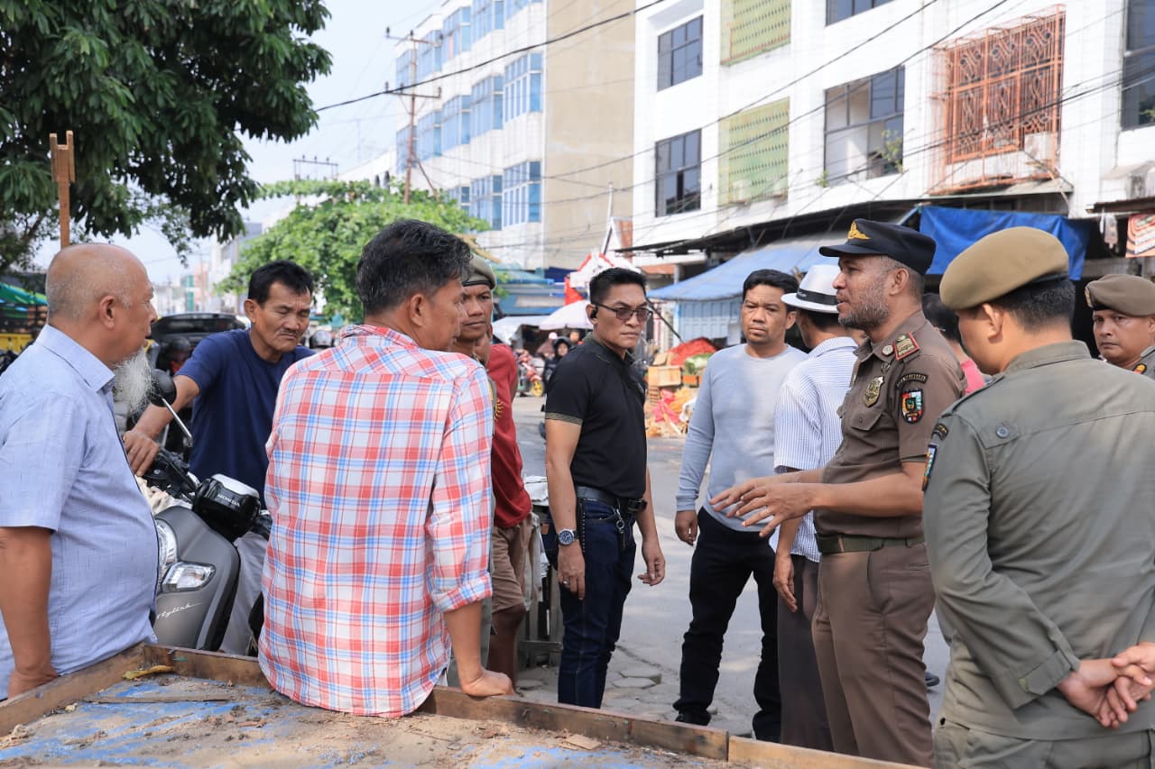 Peringatan Terakhir, Pedagang Diminta Pindah ke Dalam Pasar