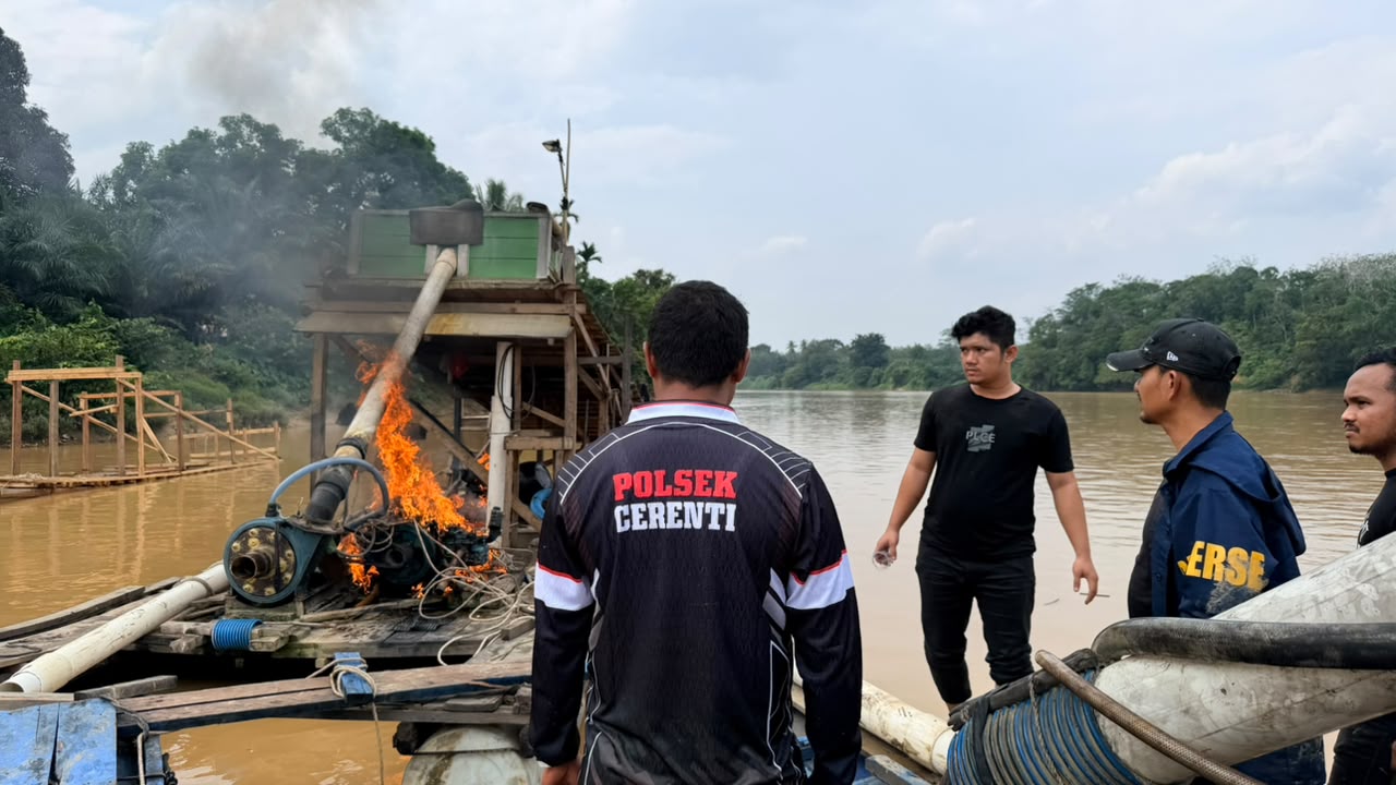 Diadang Massa, Polda Riau Tetap Tertibkan Aktivitas PETI di Sungai Kuantan