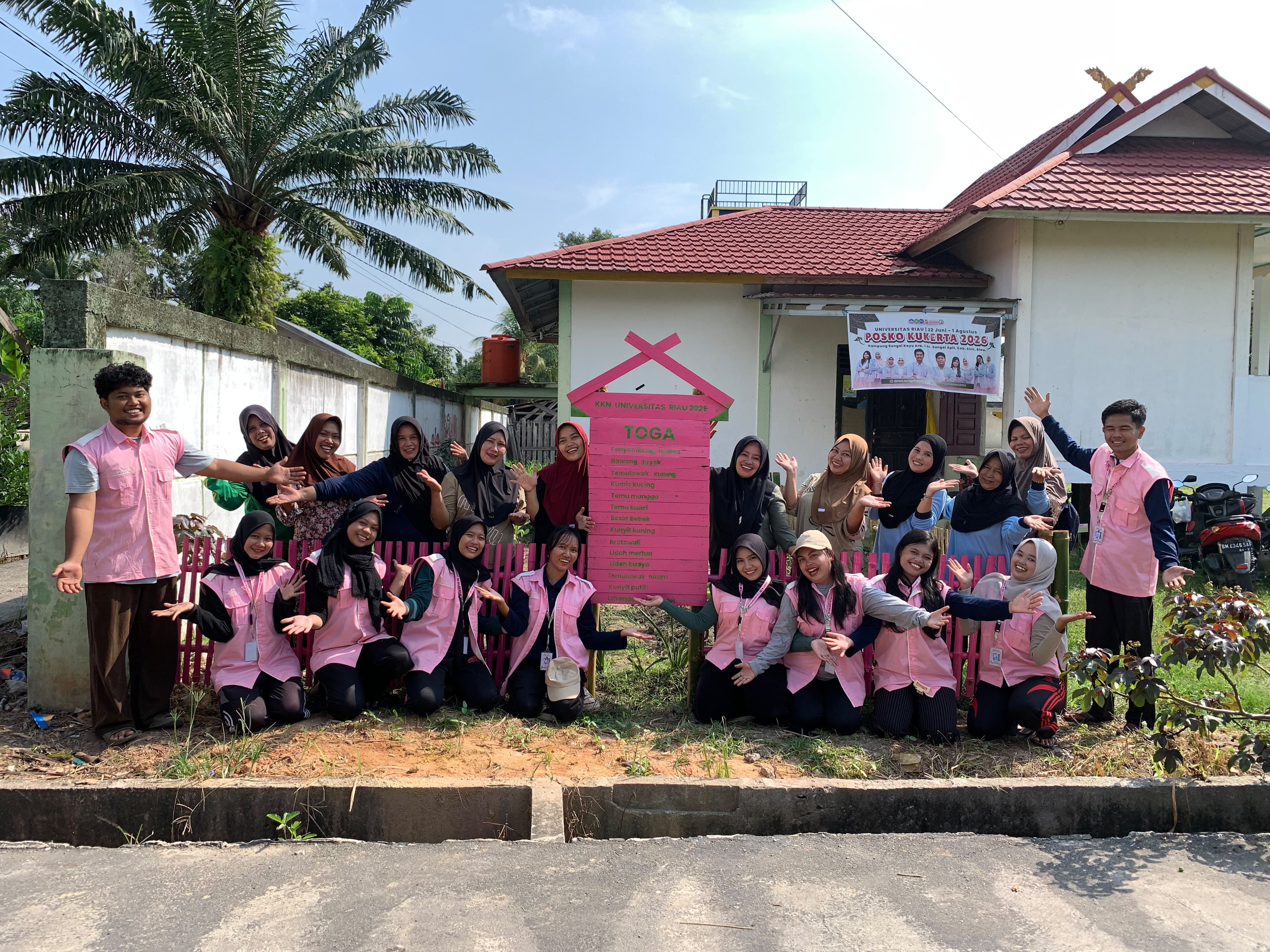 KUKERTA Berdampak UNRI Laksanakan Gerakan Penanaman TOGA Bersama Warga Kampung Sungai Kayu Ara