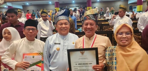 Kado HUT Riau, Plt Gubernur Serahkan Penghargaan kepada 10 Tokoh Pejuang