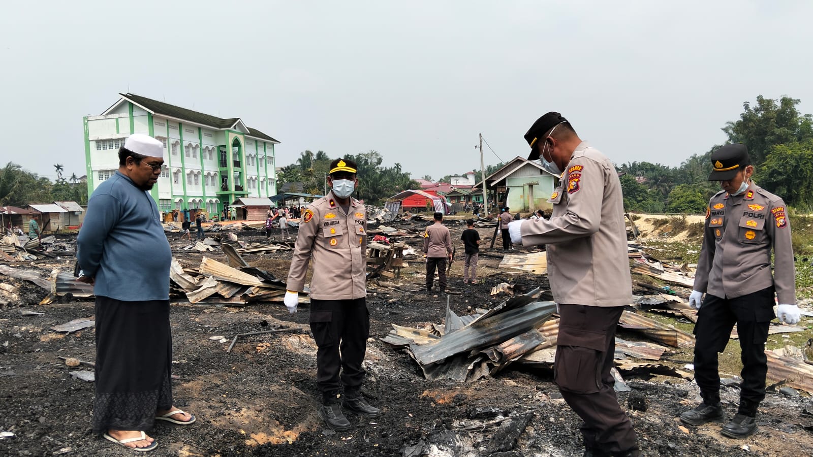 Polsek Kampar Kiri Salurkan Bantuan dan Bersihkan Puing Kebakaran Pesantren Syekh Burhanuddin