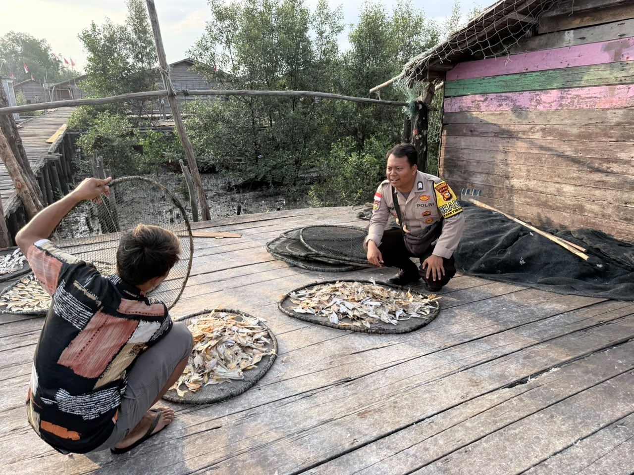 Polsek Merbau Dorong Ketahanan Pangan, Bhabinkamtibmas Sambangi Nelayan Ikan Asin di Desa Kudap