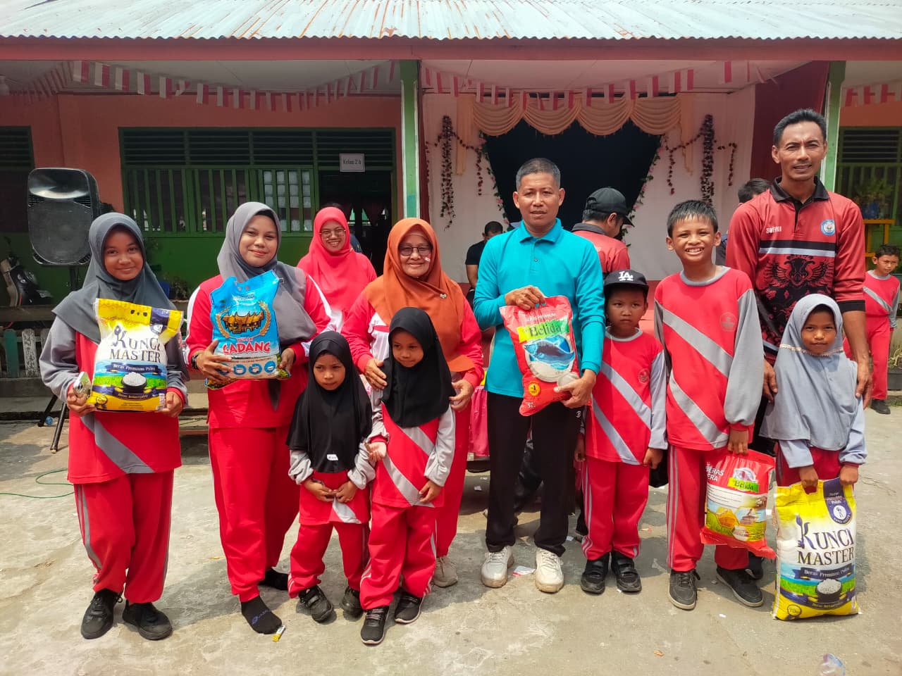 Semarak HUT RI ke-81, Keluarga Besar SDN 1 Teluk Belitung Gelar Jalan Santai Berhadiah