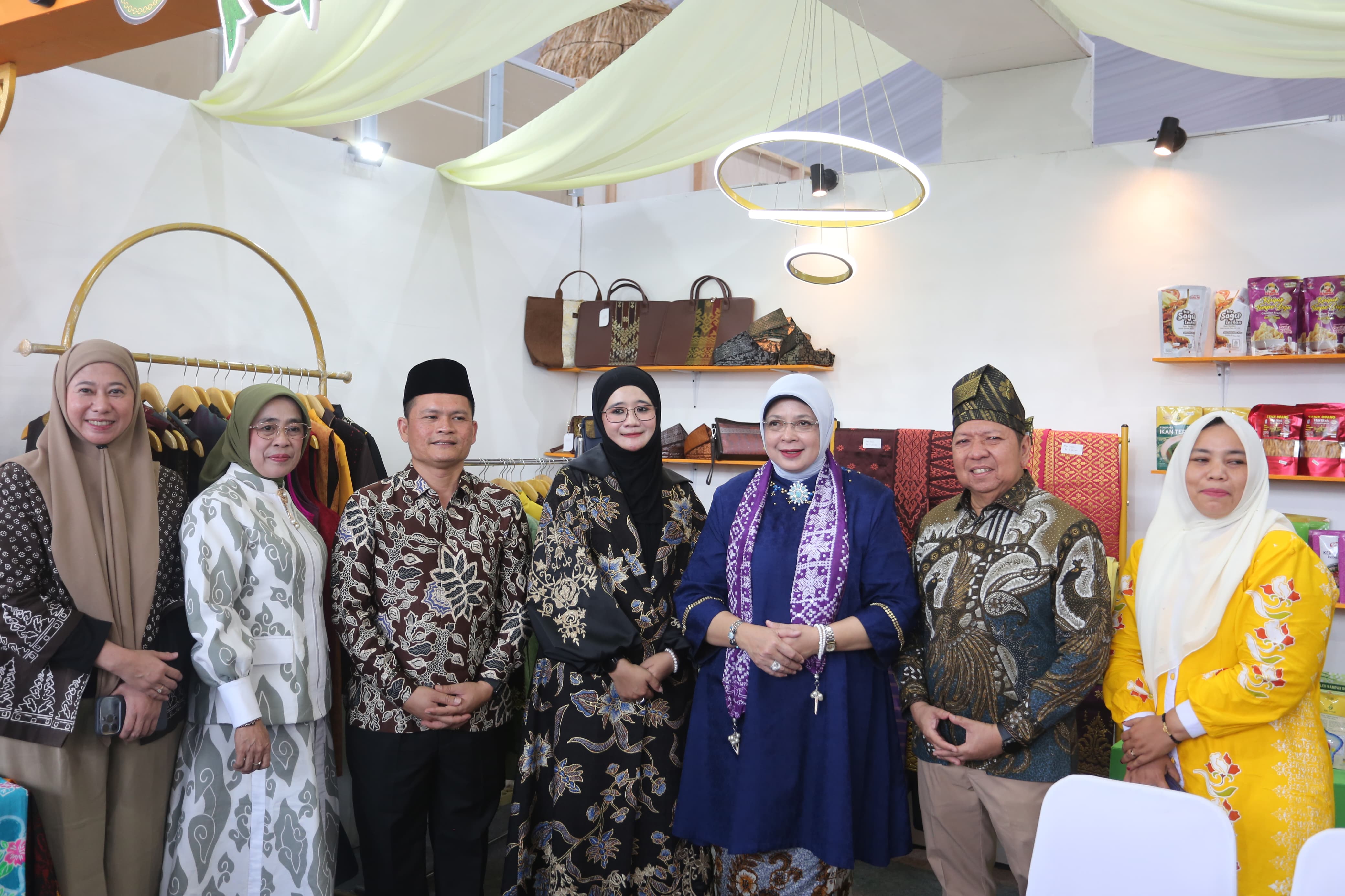 Kunjungi Stan Riau, Penasihat DWP Kemenag RI Lihat Produk Unggulan UMKM