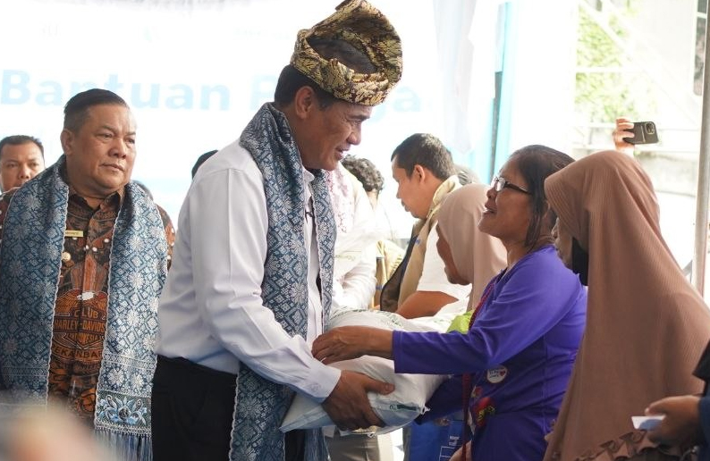 Salurkan 1.814 Ton Beras, Mentan Amran Apresiasi Sinergi Pemprov dan Forkopimda Riau