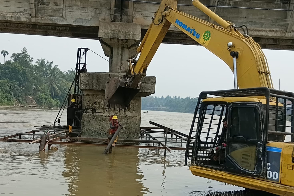 Fondasi Turun, PUPR Riau Perbaiki Pilar Jembatan Ujungbatu Rohul