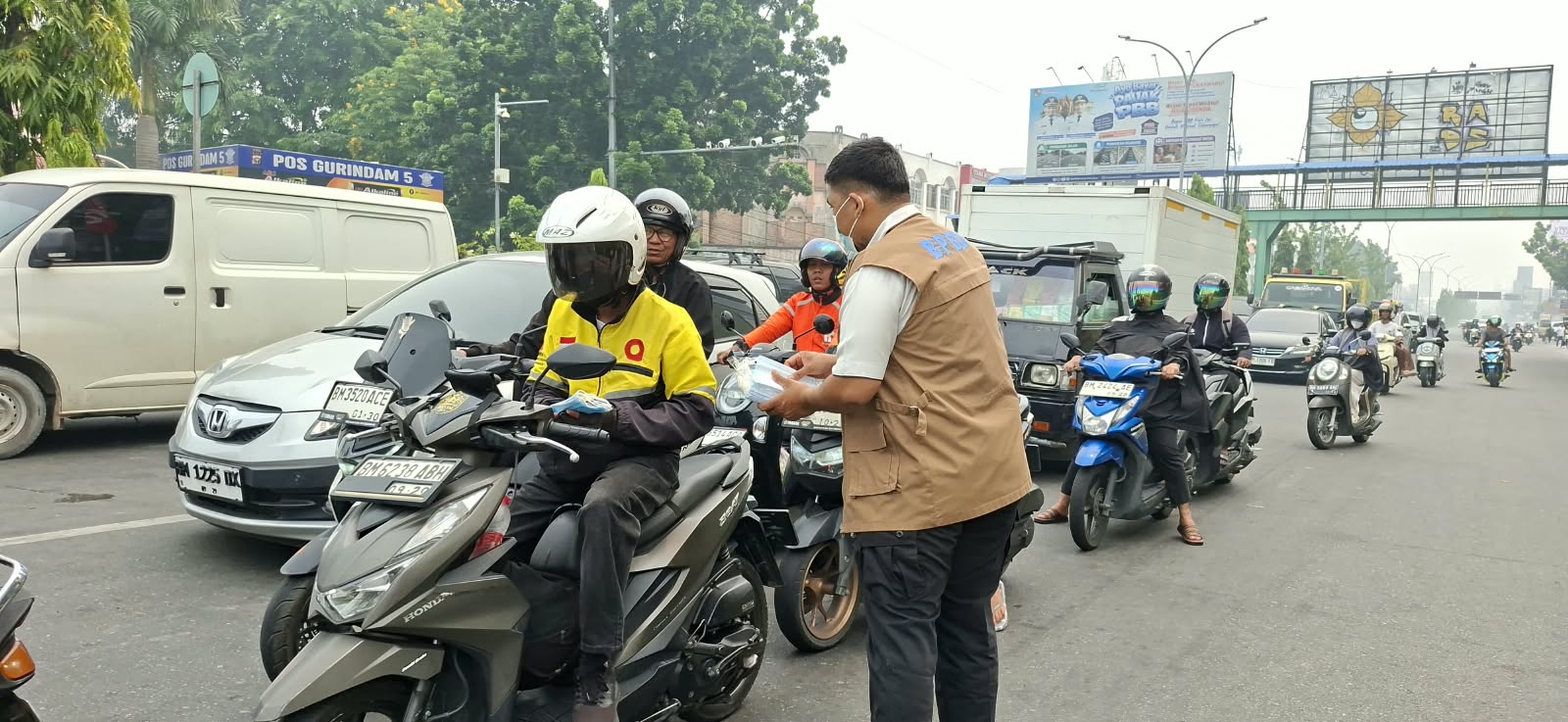 Kualitas Udara Masuk Kategori Berbahaya, Pemprov Riau Bagikan 5.000 Masker di Pekanbaru