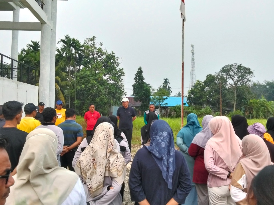 Tak Sekadar Instruksi, Wabup Muzamil Pimpin Aksi Bersih-Bersih Kantor Perpustakaan Meranti