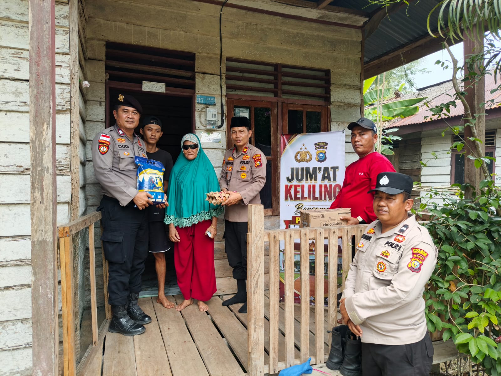 Jumat Berkah, Kapolsek Merbau Salurkan Bantuan Sembako kepada Warga Tunanetra di Teluk Belitung