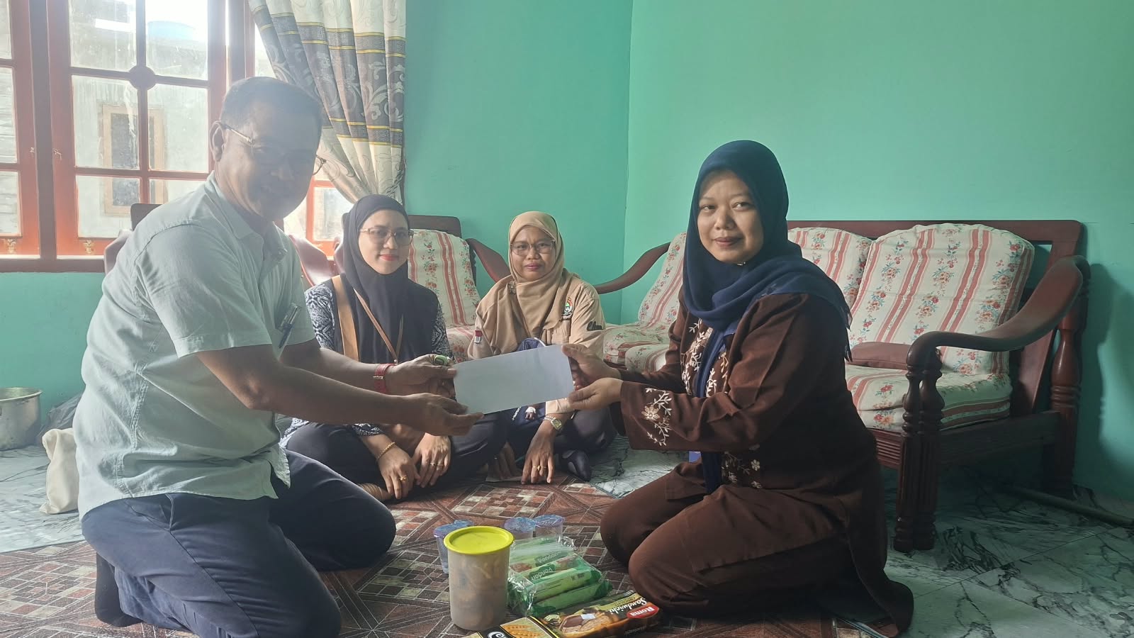 Keluarga Besar KJUMS Sambangi dan Santuni Korban Kebakaran di Teluk Belitung