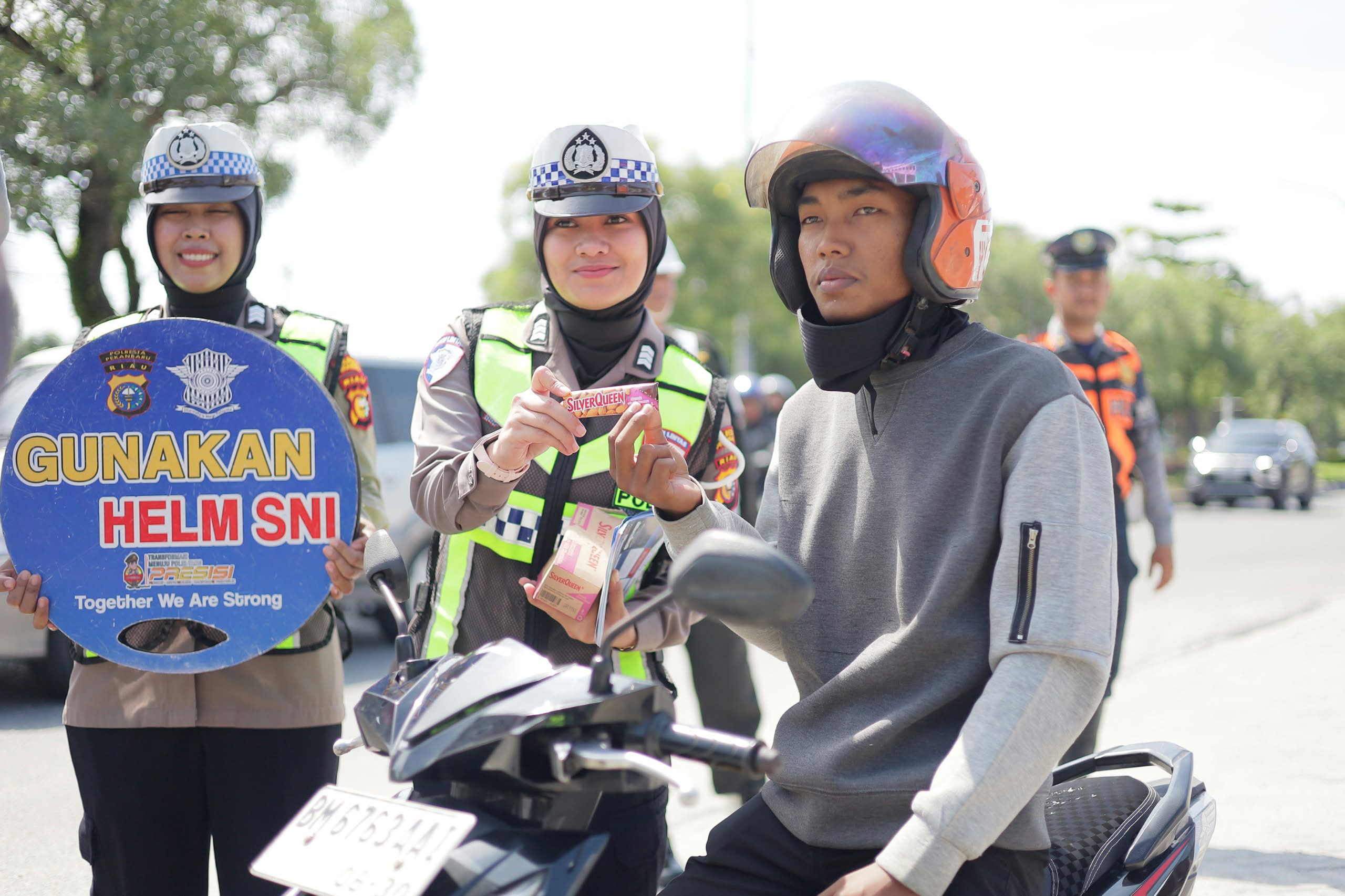 Pengendara Tertib Dapat Cokelat, Anak-anak Terima Helm Gratis di Operasi Patuh Pekanbaru