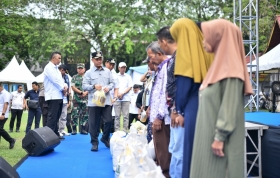 Wako Pekanbaru Salurkan Bantuan Pangan ke Ribuan Warga di Senapelan