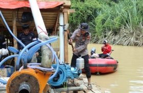 Berantas PETI di Kuantan Singingi: 145 Rakit Tambang Emas Ilegal Dimusnahkan di Sungai Kuantan