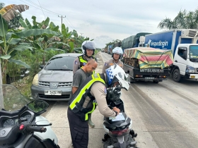Kemacetan Panjang di KM 75 Lintas Timur Pelalawan Berhasil Diurai, Satlantas Tindak Pelanggar