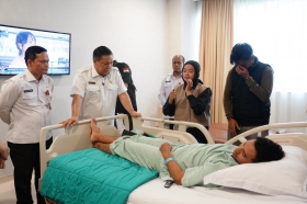 Besuk Korban Pemukulan, SF Hariyanto Serahkan Bantuan Biaya Pengobatan hingga Pendidikan
