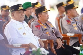 Kapolri Tinjau Pabrik Pupuk Batu Bara di Kampar, Salurkan Bantuan 80 Ton untuk Petani Riau