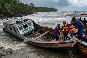 Dihantam Ombak Besar, Speedboat Tujuan Kuala Tungkal-Guntung Kandas di Pulau Busung, Seluruh Penumpang Selamat