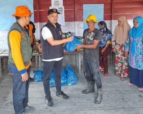 BPBD Inhil Salurkan Bantuan bagi Korban Abrasi di Desa Sungai Nyiur
