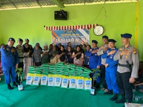 Peduli Warga Pesisir Rohil, Ditpolairud Polda Riau Salurkan Beras dan Bibit Pohon Melalui Program JALUR