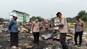Polsek Kampar Kiri Salurkan Bantuan dan Bersihkan Puing Kebakaran Pesantren Syekh Burhanuddin