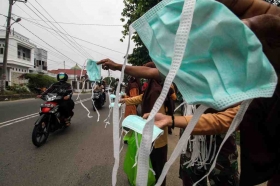 Pemprov Riau Bagikan 14 Ribu Masker Gratis untuk Cegah Dampak Kabut Asap Karhutla