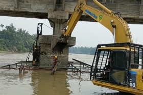 Fondasi Turun, PUPR Riau Perbaiki Pilar Jembatan Ujungbatu Rohul