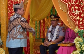 Sertijab Kapolda Riau, Irjen Arman Achdiat Disambut Tradisi Tepuk Tepung Tawar